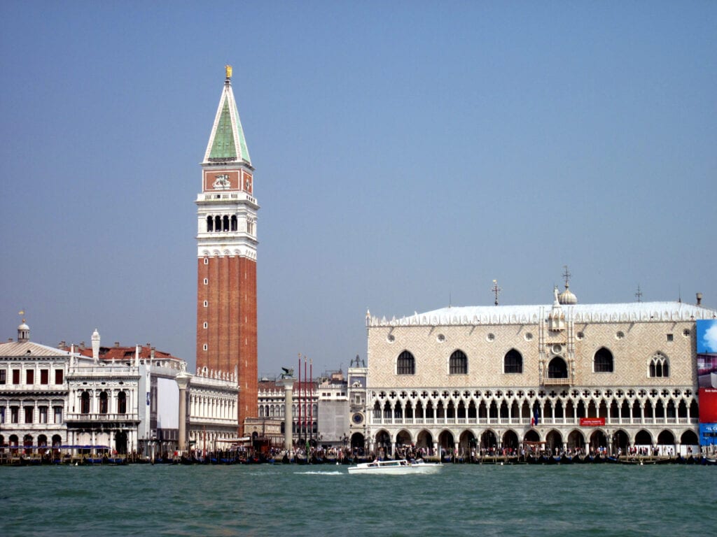 Image of the Doge's palace in Venice on a sunny day